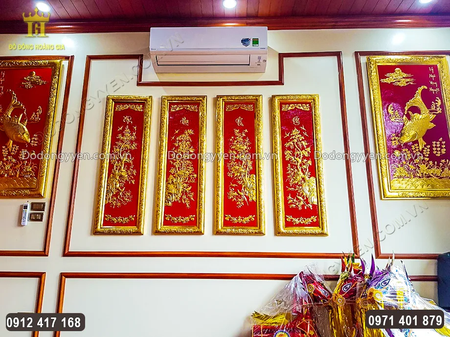 Bộ tranh tứ qu&yacute; treo ở giữa, hai b&ecirc;n l&agrave; đ&ocirc;i l&yacute; ngư vọng nguyệt
